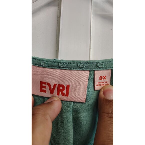 EVRI 0X Women's Sage Green Short Sleeve V-Neck Button Up Top - Picture 4 of 6